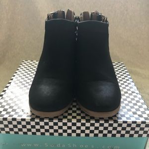 Women’s 7.5 SODA black ankle bootie